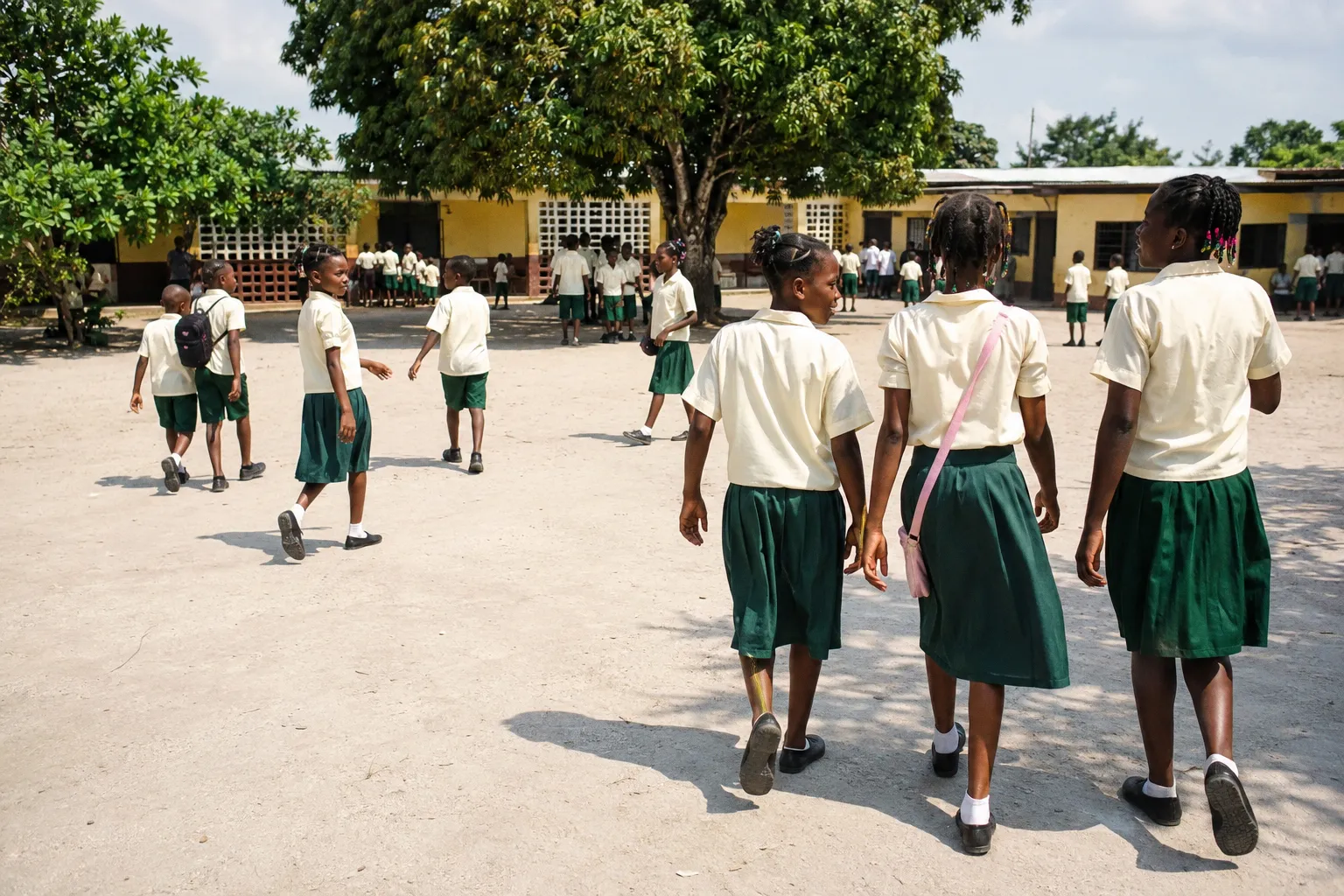 Écoliers en uniforme dans la cour d’une école primaire
